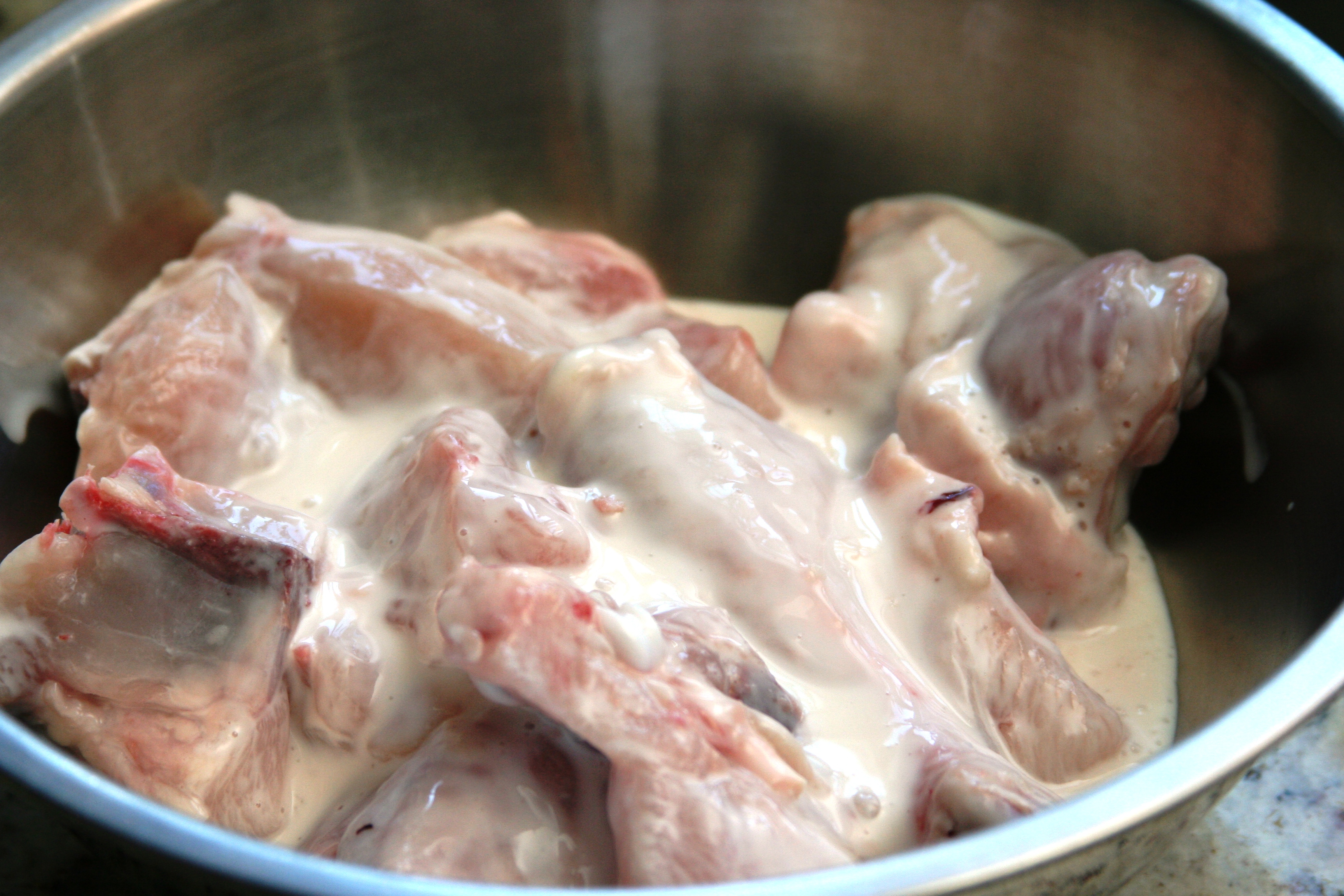 Рецепт домашней курицы на сковороде. Кусочки курицы. Курица кусочками на сковороде. Видео с кусочками курицы. Лещ жареный на сковороде кусочками.