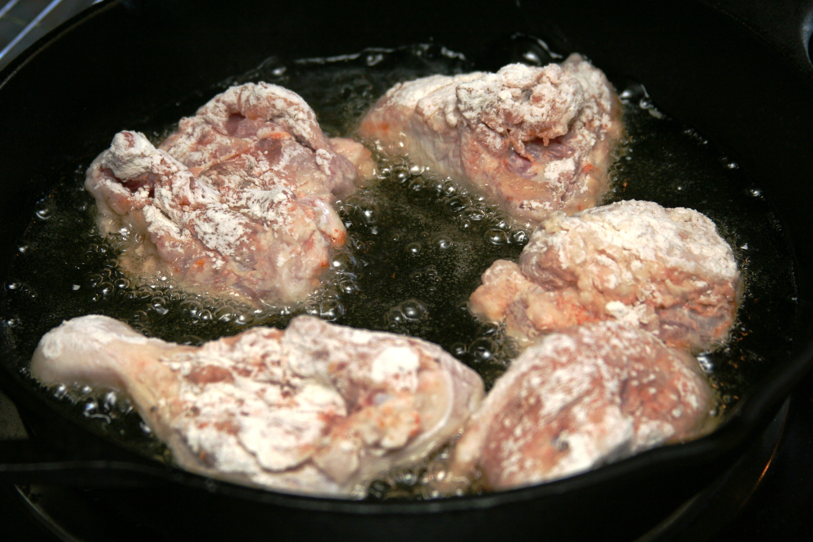 Курица на сковороде сочная и мягкая. Курица кусками на сковороде. Куриное мясо на сковороде. Курица жарится на сковороде. Жареная курица на сковороде с корочкой кусочками.