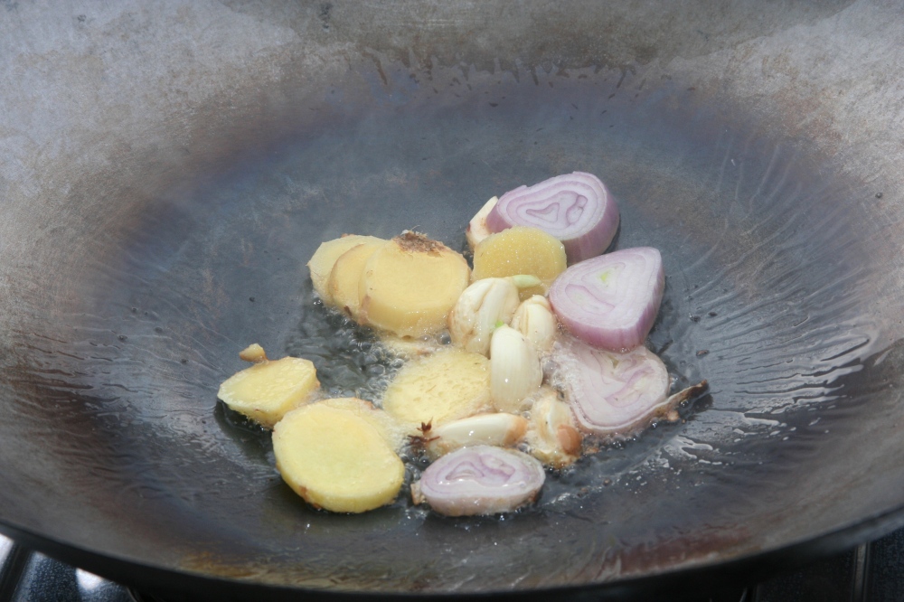 Frying garlic_ginger_shallot in wok